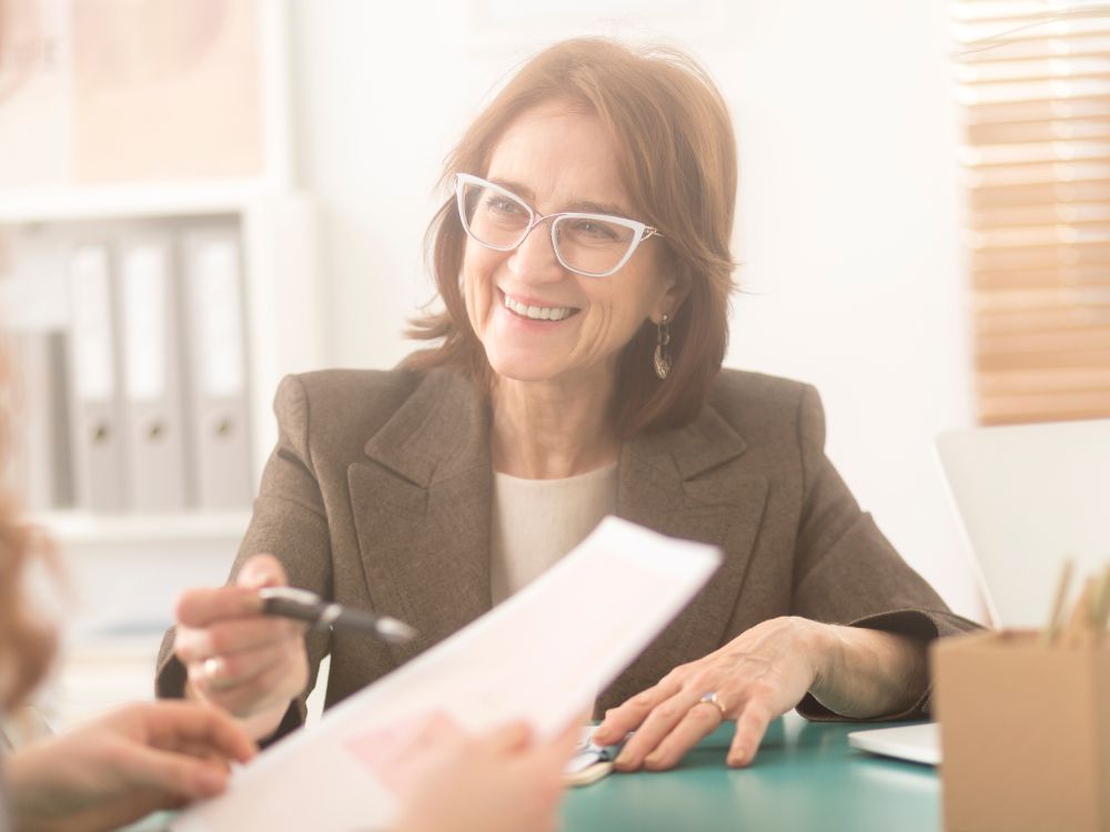 Contratação com cliente, destacando informações sobre carência em planos de saúde empresariais em ambiente corporativo.